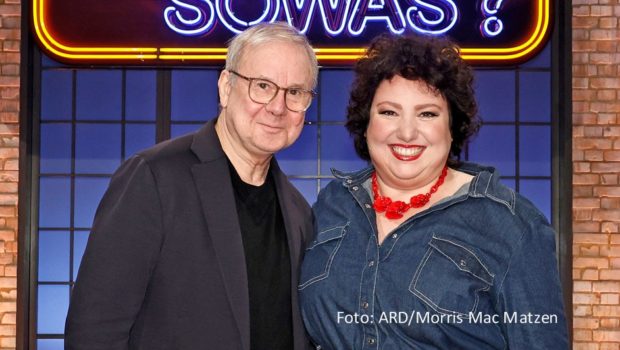 Am 22. April startet das erfolgreiche ARD-Quiz „Wer weiß denn sowas?“ in eine neue Woche. Moderator Kai Pflaume begrüßt diesmal als prominente Kandidaten die Schauspielerin Meltem Kaptan und deren Kollegen Joachim Król. (Foto: ARD/Morris Mac Matzen)