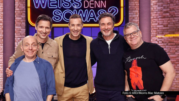 Quizmaster Kai Pflaume und die Rateteam-Kapitäne Bernhard Hoëcker und Elton begeistern mit „Wer weiß denn sowas?“ regelmäßig ein Millionenpublikum am Vorabend im Ersten. Am 12. März gibt’s eine neue Ausgabe mit den Moderatoren Marco Schreyl und Andreas Türck als Promi-Kandidaten. Foto: ARD/Morris Mac Matzen
