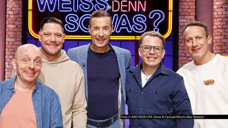 Quizmaster Kai Pflaume steuert mit „Wer weiß denn sowas?“ in Richtung Sommerpause. Zuvor gibt’s am 12. Mai im Ersten aber noch ein Gastspiel der Starköche Robin Pietsch und Mario Kotaska. Sie stellen sich der Rate-Herausforderung mit den Kapitänen Bernhard Hoëcker und Wotan Wilke Möhring. Foto © ARD/NDR/UFA Show & Factual/Morris Mac Matzen