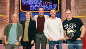 Robin Pietsch und Julia Komp gehören zu den erfolgreichsten Köchen Deutschlands. Am 8. Februar treten sie bei Kai Pflaume in der Quizshow „Wer weiß denn so was?“ gegeneinander an. Unterstützt werden sie von den Ratekapitänen Elton und Bernhard Hoëcker. (Foto: ARD/Morris Mac Matzen)