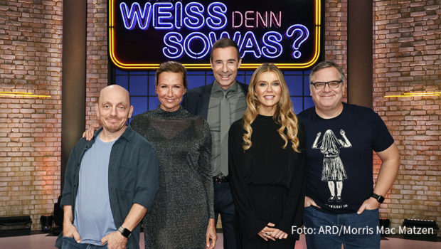 In der letzten Dezemberwoche zeigt Das Erste täglich um 18:00 Uhr eine neue Folge von „Wer weiß denn sowas?“. An der Seite von Bernhard Hoëcker und Elton stellen sich u.a. Laura Karasek, Andrea Kiewel und Johannes Oerding den Fragen von Moderator Kai Pflaume. (Foto: ARD/Morris Mac Matzen)