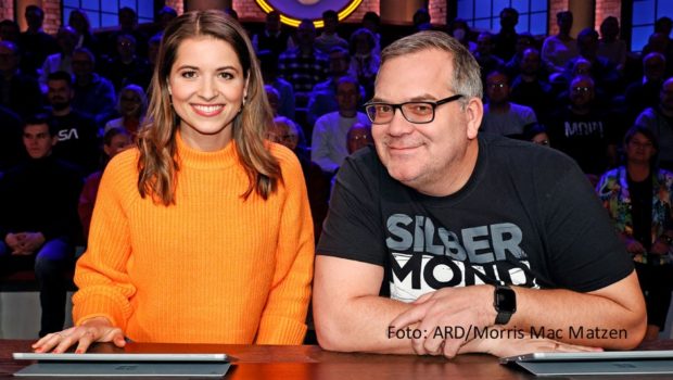 Die österreichischen TV-Moderatorin Kristina Inhof spielt am 6. Februar erstmals in der ARD-Quizshow „Wer weiß denn sowas?“ mit. Als Duo mit Teamkapitän Elton tritt sie zum Rate-Wettkampf gegen Laura Wontorra und Bernhard Hoëcker an. (Foto: ARD/Morris Mac Matzen)