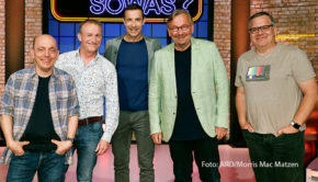 Entertainer Bernd Stelter und Kabarettist Michl Müller treten bei „Wer weiß denn sowas?“ im Ersten zum rheinisch-fränkischen Quiz-Wettkampf an. Mit dabei sind natürlich auch Gastgeber Kai Pflaume sowie die Rateteam-Kapitäne Bernhard Hoëcker und Elton. (Foto: ARD/Morris Mac Matzen)