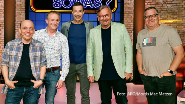 Entertainer Bernd Stelter und Kabarettist Michl Müller treten bei „Wer weiß denn sowas?“ im Ersten zum rheinisch-fränkischen Quiz-Wettkampf an. Mit dabei sind natürlich auch Gastgeber Kai Pflaume sowie die Rateteam-Kapitäne Bernhard Hoëcker und Elton. (Foto: ARD/Morris Mac Matzen)