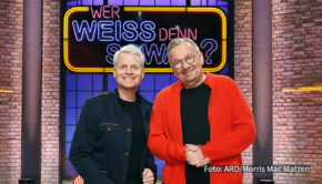 ARD WER WEISS DENN SOWAS? FOLGE 1213, "Guido Cantz und Bernd Stelter", am Montag (09.12.24) um 18:00 Uhr im ERSTEN. Die Kandidaten dieser Sendung: Der Fernsehmoderator und Komiker Guido Cantz (l.) und der Komiker, Sänger und Fernsehmoderator Bernd Stelter (r.). © ARD/Morris Mac Matzen, honorarfrei - Verwendung gemäß der AGB im engen inhaltlichen, redaktionellen Zusammenhang mit genannter ARD-Sendung bei Nennung "Bild: ARD/Morris Mac Matzen" (S2). ARD-Programmdirektion/Bildredaktion, pressefoto.daserste@ard.de