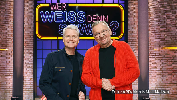 ARD WER WEISS DENN SOWAS? FOLGE 1213, "Guido Cantz und Bernd Stelter", am Montag (09.12.24) um 18:00 Uhr im ERSTEN. Die Kandidaten dieser Sendung: Der Fernsehmoderator und Komiker Guido Cantz (l.) und der Komiker, Sänger und Fernsehmoderator Bernd Stelter (r.). © ARD/Morris Mac Matzen, honorarfrei - Verwendung gemäß der AGB im engen inhaltlichen, redaktionellen Zusammenhang mit genannter ARD-Sendung bei Nennung "Bild: ARD/Morris Mac Matzen" (S2). ARD-Programmdirektion/Bildredaktion, pressefoto.daserste@ard.de