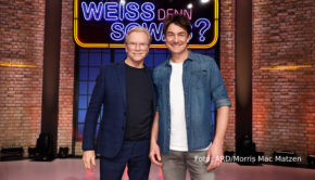 Comedian Matze Knop und Moderator Wolfgang Lippert sind am 16. Mai zu Gast in der ARD-Quizshow „Wer weiß denn sowas?“. Jeweils im Team mit einem der beiden Ratekapitäne Bernhard Hoëcker und Elton treten sie in einem amüsanten Schlagabtausch gegeneinander an. (Foto: ARD/Morris Mac Matzen)