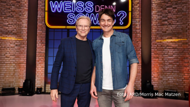 Comedian Matze Knop und Moderator Wolfgang Lippert sind am 16. Mai zu Gast in der ARD-Quizshow „Wer weiß denn sowas?“. Jeweils im Team mit einem der beiden Ratekapitäne Bernhard Hoëcker und Elton treten sie in einem amüsanten Schlagabtausch gegeneinander an. (Foto: ARD/Morris Mac Matzen)