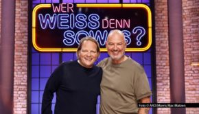 Björn Freitag und Frank Rosin sind nicht nur als TV-Köche bekannt, sondern betreiben auch jeweils ein Sterne-Restaurant in Dorsten. Am 12. Februar treten die beiden Ruhrgebietler als Quizkandidaten gegeneinander an – in der ARD-Vorabendshow „Wer weiß denn sowas?“. (Foto: ARD/Morris Mac Matzen)