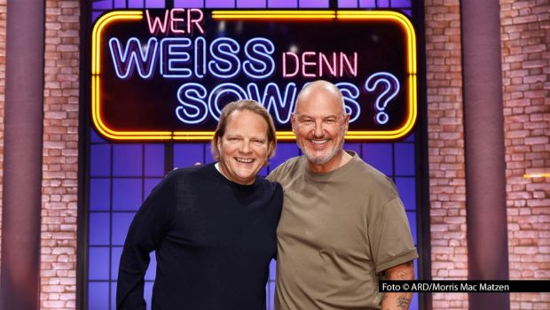 Björn Freitag und Frank Rosin sind nicht nur als TV-Köche bekannt, sondern betreiben auch jeweils ein Sterne-Restaurant in Dorsten. Am 12. Februar treten die beiden Ruhrgebietler als Quizkandidaten gegeneinander an – in der ARD-Vorabendshow „Wer weiß denn sowas?“. (Foto: ARD/Morris Mac Matzen)