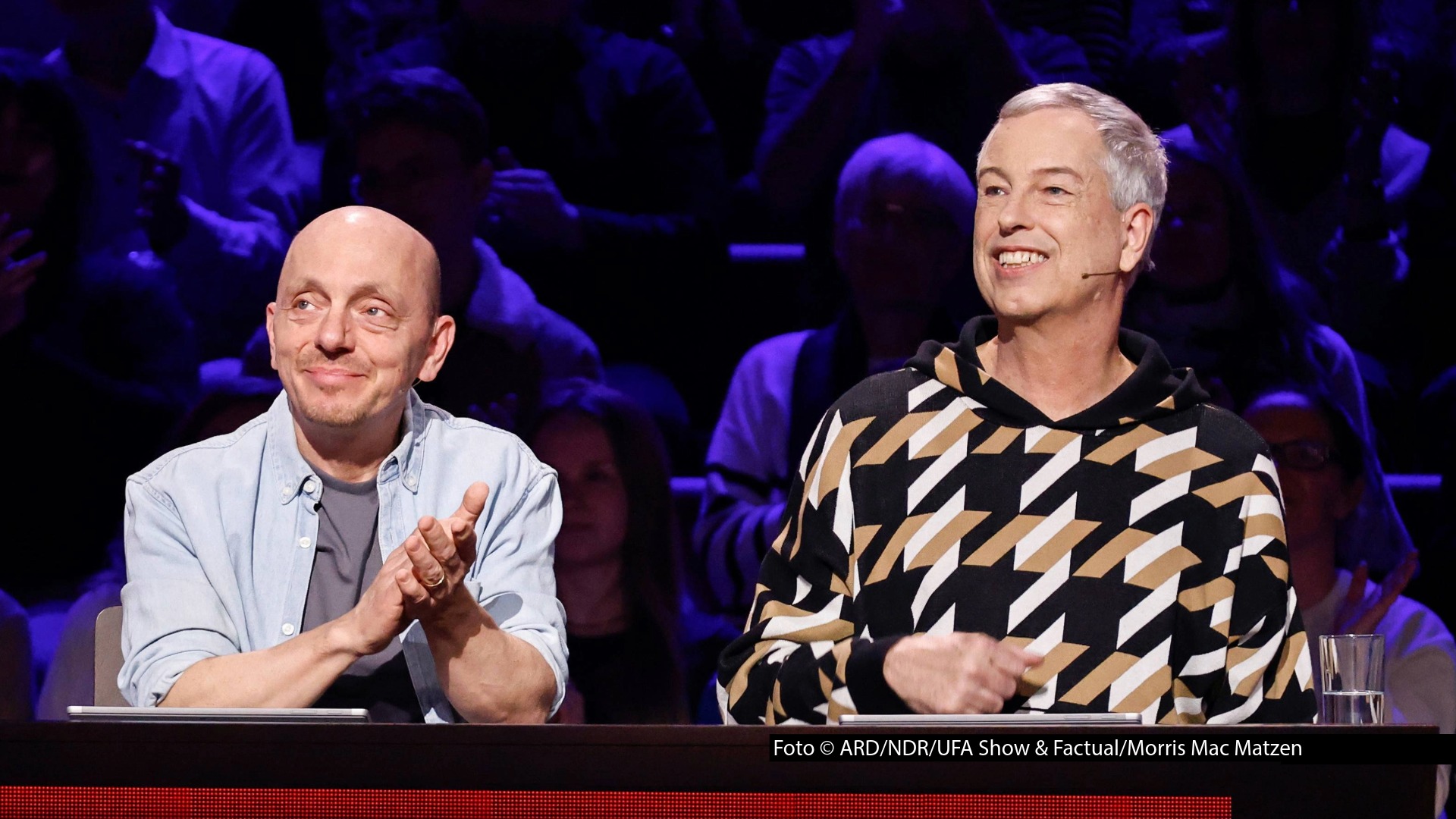 Entertainer Thomas Hermanns und Rateteam-Kapitän Bernhard Hoëcker treten am 13. Mai gemeinsam in der ARD-Quizshow „Wer weiß denn sowas?“ an. Ihre Kontrahenten in der vorletzten Ausgabe vor der Sommerpause sind Ingo Appelt und Kapitän Wotan Wilke Möhring. Foto © ARD/NDR/UFA Show & Factual/Morris Mac Matzen