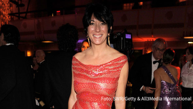 Ende Juni wurde das Strafmaß in dem aufsehenerregenden Prozess gegen Ghislaine Maxwell verkündet. Die Komplizin des Missbrauchstäters Jeffrey Epstein muss 20 Jahre ins Gefängnis. Die Hintergründe enthüllt heute Das Erste in dem brandaktuellen Dreiteiler „Wer ist Ghislaine Maxwell?“. (Foto: SWR/Getty & All3Media International)