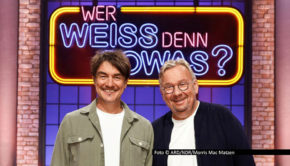 Am Elften im Elften treten zwei ausgewiesene Spaßmacher als Rategäste in der ARD-Quizshow „Wer weiß denn sowas?“ an. Geburtstagskind Matze Knop bildet ein Team mit Kapitän Bernhard Hoëcker, während Bernd Stelter mit Schauspieler Wotan Wilke Möhring an den Start geht. (Foto © ARD/NDR/Morris Mac Matzen)