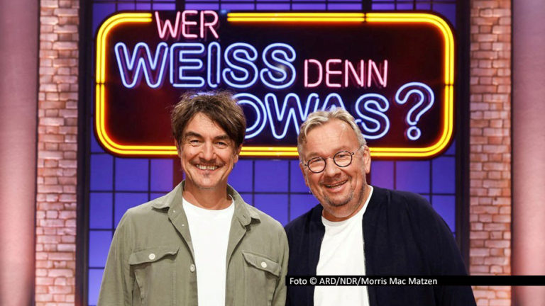 Am Elften im Elften treten zwei ausgewiesene Spaßmacher als Rategäste in der ARD-Quizshow „Wer weiß denn sowas?“ an. Geburtstagskind Matze Knop bildet ein Team mit Kapitän Bernhard Hoëcker, während Bernd Stelter mit Schauspieler Wotan Wilke Möhring an den Start geht. (Foto © ARD/NDR/Morris Mac Matzen)