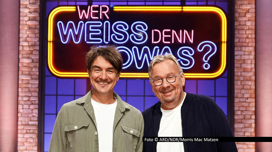 Am Elften im Elften treten zwei ausgewiesene Spaßmacher als Rategäste in der ARD-Quizshow „Wer weiß denn sowas?“ an. Geburtstagskind Matze Knop bildet ein Team mit Kapitän Bernhard Hoëcker, während Bernd Stelter mit Schauspieler Wotan Wilke Möhring an den Start geht. (Foto © ARD/NDR/Morris Mac Matzen)