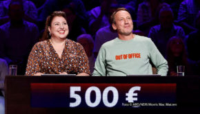 In einer neuen Ausgabe der Quizshow „Wer weiß denn sowas?“, die am 31. Oktober im Ersten zu sehen ist, stellt sich Schauspielerin Meltem Kaptan den kniffligen Fragen. Sie bildet ein Duo mit Kapitän Wotan Wilke Möhring. Ihre Gegner sind Kaya Yanar und Bernhard Hoëcker. Foto © ARD/NDR/Morris Mac Matzen