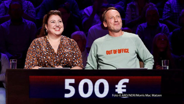 In einer neuen Ausgabe der Quizshow „Wer weiß denn sowas?“, die am 31. Oktober im Ersten zu sehen ist, stellt sich Schauspielerin Meltem Kaptan den kniffligen Fragen. Sie bildet ein Duo mit Kapitän Wotan Wilke Möhring. Ihre Gegner sind Kaya Yanar und Bernhard Hoëcker. Foto © ARD/NDR/Morris Mac Matzen