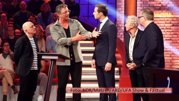 Am 28. Januar geht die ARD-Quizshow „Wer weiß denn sowas?“ wieder mit einer „XXL“-Ausgabe in der Samstags-Primetime auf Sendung. Diesmal kommt es zu einem „Länderkampf“ mit jeweils drei Prominenten, die Deutschland und Österreich vertreten. Dabei sind u.a. Hans Sigl, Klaus Eberhartinger und Aylin Tezel. (Foto: NDR/Matzen/ARD/UFA Show & Factual)