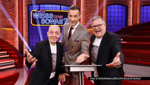 Am 26. April läuft um 20:15 Uhr im Ersten eine neue extralange Ausgabe von „Wer weiß denn sowas?“. Sie markiert nicht nur das Staffelfinale, sondern auch gleichzeitig den Abschied von Teamkapitän Elton. Er verlässt die erfolgreiche Quizshow nach rund zehn Jahren. Foto © NDR/Morris Mac Matzen/ARD