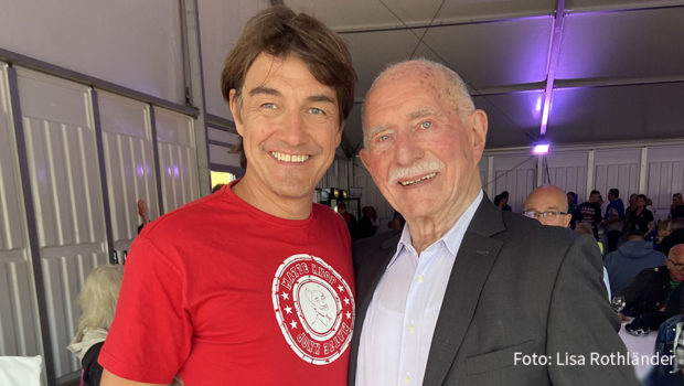 Kult-Fußballkommentator Werner Hansch bekam am Pfingstmontag sein offizielles „Abschiedsspiel“. An dem Benefiz-Turnier in der legendären Glückauf-Kampfbahn in Gelsenkirchen-Schalke nahmen zahlreiche Ex-Profis und Prominente aus dem Entertainment-Bereich wie Matze Knop teil. (Foto: Lisa Rothländer)