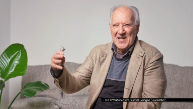 Filmemacher Werner Herzog hat mit seinem Dokumentarfilm „Ghost Elephants“ gerade die deutsche TV-Premiere gefeiert. Aus diesem Anlass hat das Film Festival Cologne ein ausführliches Video-Interview mit dem 83-Jährigen veröffentlicht, in dem er auch über sein neues Spielfilm-Projekt spricht. Foto © Youtube/Film Festival Cologne (Screenshot)