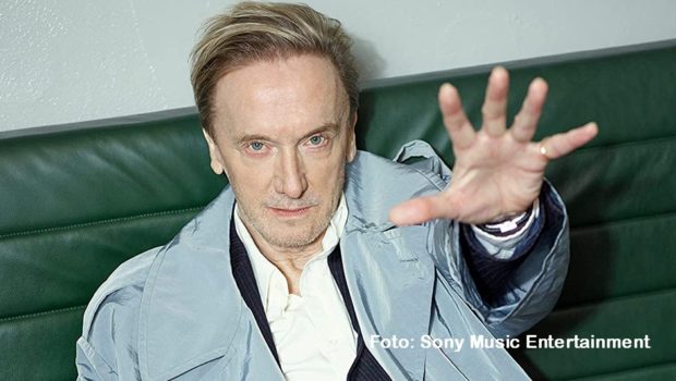 In der Radio Bremen-Talkshow „3nach9“ ist heute Rock-Ikone Marius Müller-Westernhagen zu Gast. Stargeiger David Garrett reist mit seiner Mutter Dove Bongartz an die Weser. Hinzu kommen der Schauspieler Dirk Martens, „Männerberater“ Boris von Heesen, die Fotojournalistin Julia Leeb sowie Matthias Corssen, der einst mit „Todespfleger“ Niels Högel befreundet war. (Foto: Sony Music Entertainment)