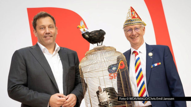 Zum 75. Mal fand die Verleihung des Ordens „Wider den tierischen Ernst“ statt. Das WDR Fernsehen zeigt die Zeremonie, zu der der Präsident des Aachener Karnevalsvereins, Wolfgang Hyrenbach, den SPD-Chef Lars Klingbeil als neuen Ordensritter begrüßte, am 11. Februar. (Foto: WDR/IMAGO/Chris Emil Janssen)