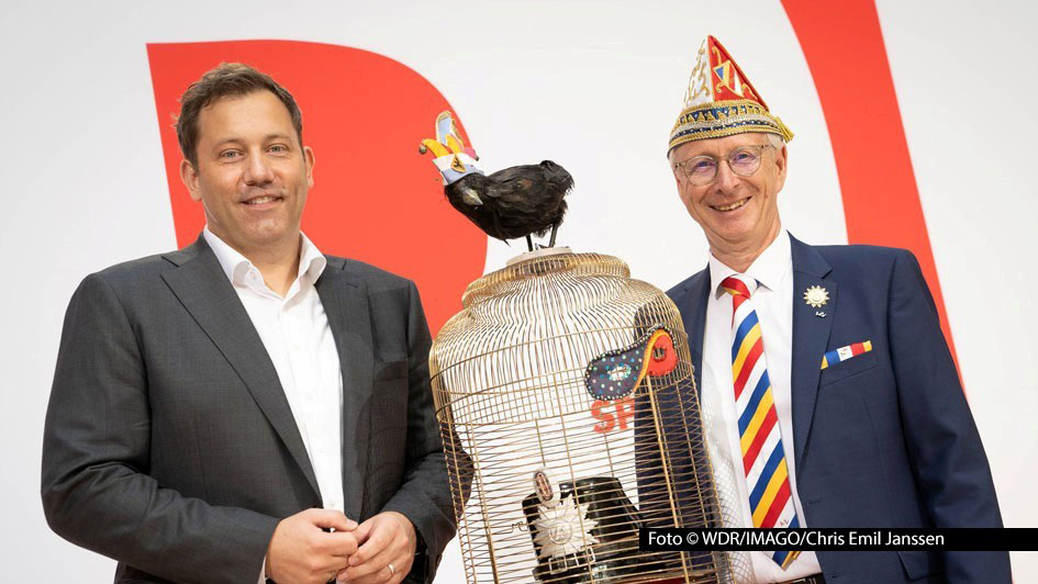 Zum 75. Mal fand die Verleihung des Ordens „Wider den tierischen Ernst“ statt. Das WDR Fernsehen zeigt die Zeremonie, zu der der Präsident des Aachener Karnevalsvereins, Wolfgang Hyrenbach, den SPD-Chef Lars Klingbeil als neuen Ordensritter begrüßte, am 11. Februar. (Foto: WDR/IMAGO/Chris Emil Janssen)