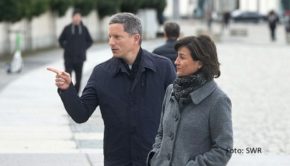 Anlässlich des 75. Jubiläums der deutschen Verfassung gehen die Journalisten Frank Bräutigam und Sandra Maischberger der Frage „Wie gut ist unser Grundgesetz?“ nach. In der gleichnamigen Doku, die seit dem 6. Mai in der ARD Mediathek verfügbar ist, kommen u.a. Joachim Gauck, Jan Josef Liefers und Cossu zu Wort. (Foto: SWR)