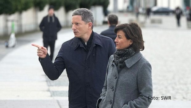 Anlässlich des 75. Jubiläums der deutschen Verfassung gehen die Journalisten Frank Bräutigam und Sandra Maischberger der Frage „Wie gut ist unser Grundgesetz?“ nach. In der gleichnamigen Doku, die seit dem 6. Mai in der ARD Mediathek verfügbar ist, kommen u.a. Joachim Gauck, Jan Josef Liefers und Cossu zu Wort. (Foto: SWR)