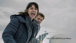 Am 23. August feiert die vierte und abschließende Staffel der preisgekrönten Schweizer Krimiserie „Wilder“ ihre Deutschlandpremiere in 3sat. Die von Sarah Spale gespielte Titelheldin versucht darin mit ihrem Kollegen Kägi (Marcus Signer), den mysteriösen Tod eines Dorfpolizisten aufzuklären. (Foto: ZDF/SRF/Pascal Mora)