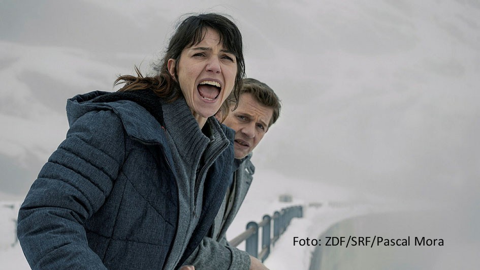Am 23. August feiert die vierte und abschließende Staffel der preisgekrönten Schweizer Krimiserie „Wilder“ ihre Deutschlandpremiere in 3sat. Die von Sarah Spale gespielte Titelheldin versucht darin mit ihrem Kollegen Kägi (Marcus Signer), den mysteriösen Tod eines Dorfpolizisten aufzuklären. (Foto: ZDF/SRF/Pascal Mora)