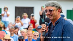 Beim „Bergdoktor“-Fantag in Going gab sich am Donnerstag auch Hauptdarsteller Hans Sigl die Ehre. Er äußerte sich überaus positiv zu der Tatsache, dass der ausrichtende Tourismusverband Wilder Kaiser die Veranstaltung erstmals als „Green Event“ durchführte. (Foto: TVB Wilder Kaiser/Martin Lifka)