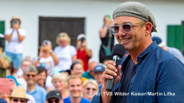 Beim „Bergdoktor“-Fantag in Going gab sich am Donnerstag auch Hauptdarsteller Hans Sigl die Ehre. Er äußerte sich überaus positiv zu der Tatsache, dass der ausrichtende Tourismusverband Wilder Kaiser die Veranstaltung erstmals als „Green Event“ durchführte. (Foto: TVB Wilder Kaiser/Martin Lifka)