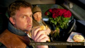 In Krimis wie „Winterkartoffelknödel“, der am 1. Weihnachtstag noch einmal im BR Fernsehen zu sehen ist, zeigt sich „Eberhofer“ Sebastian Bezzel immer wieder als veritabler Leberkässemmel-Experte. Am heutigen 9. Dezember ist der Schauspieler hingegen als Gast beim Europapokal-„Matchday“ auf RTL+ als Fußball-Fachmann gefragt. (Foto: ARD Degeto/Constantin Film/Bernd Schuller)