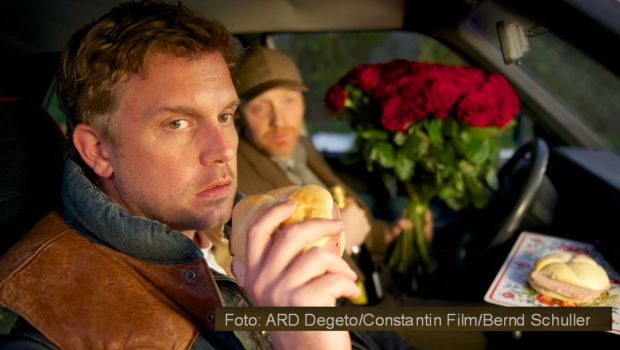 In Krimis wie „Winterkartoffelknödel“, der am 1. Weihnachtstag noch einmal im BR Fernsehen zu sehen ist, zeigt sich „Eberhofer“ Sebastian Bezzel immer wieder als veritabler Leberkässemmel-Experte. Am heutigen 9. Dezember ist der Schauspieler hingegen als Gast beim Europapokal-„Matchday“ auf RTL+ als Fußball-Fachmann gefragt. (Foto: ARD Degeto/Constantin Film/Bernd Schuller)