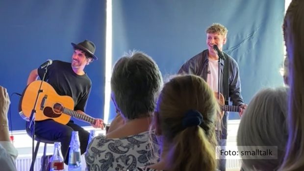 Im Rahmen des Telekom-Kundenprogramms „Magenta Moments“ war ein exklusiver Auftritt von Tim Bendzko verlost worden. Den Zuschlag erhielt eine Kölner Steuerkanzlei, in der der Singer-Songwriter und sein Gitarrist Markus Vollmer am 23. Juni in Wohnzimmeratmosphäre aufspielten. (Foto: smalltalk)