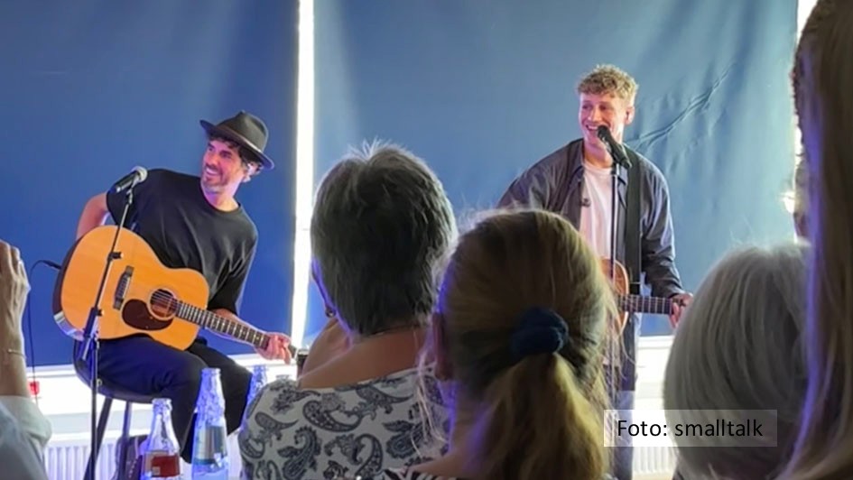Im Rahmen des Telekom-Kundenprogramms „Magenta Moments“ war ein exklusiver Auftritt von Tim Bendzko verlost worden. Den Zuschlag erhielt eine Kölner Steuerkanzlei, in der der Singer-Songwriter und sein Gitarrist Markus Vollmer am 23. Juni in Wohnzimmeratmosphäre aufspielten. (Foto: smalltalk)