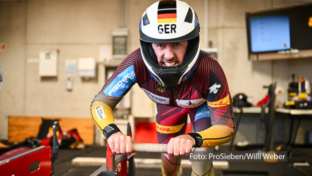 Bevor es am 11. November ernst wird, müssen sich die prominenten Kandidatinnen und Kandidaten bereits heute im „TV total Wok WM – Qualifying" beweisen. „TV total“-Moderator Sebastian Pufpaff hat sich am Wettbewerbsort Winterberg mutig vorbereitet. (Foto: ProSieben/Willi Weber)