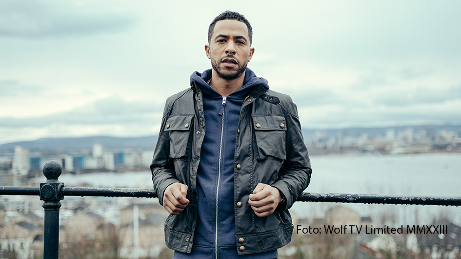 Bei Magenta startet ab dem 18. August die neue sechsteilige Thrillerserie „Wolf“, die auf den „Jack Caffery“-Romanen basiert. Die Hauptrollen in dem packenden Krimi übernehmen u.a. „Blindspot“-Star Ukweli Roach und „Game of Thrones“-Schauspieler Iwan Rheon. (Foto: Wolf TV Limited MMXXIII)