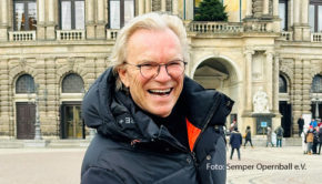 Der traditionsreiche SemperOpernball in Dresden kehrt am 23. Februar 2024 zurück. Mit dabei ist auch der Entertainer und MDR-Moderator Wolfgang Lippert, der durch das Programm auf der Open-Air-Bühne führen wird. (Foto: Semper Opernball e.V.)