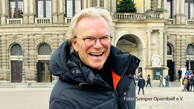 Der traditionsreiche SemperOpernball in Dresden kehrt am 23. Februar 2024 zurück. Mit dabei ist auch der Entertainer und MDR-Moderator Wolfgang Lippert, der durch das Programm auf der Open-Air-Bühne führen wird. (Foto: Semper Opernball e.V.)