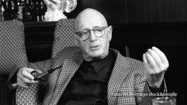 Anlässlich des 100. Geburtstags von Fernsehvisionär Wolfgang Menge startet die ARD eine Reihe, die seine wichtigsten Werke in die Mediathek und ins Free-TV bringt. Zu den Höhepunkten zählt ein Wiedersehen mit „Ekel“ Alfred Tetzlaff und seiner Familie sowie die Mockumentary „Das Millionenspiel“. (Foto: WDR/imago stock&people)