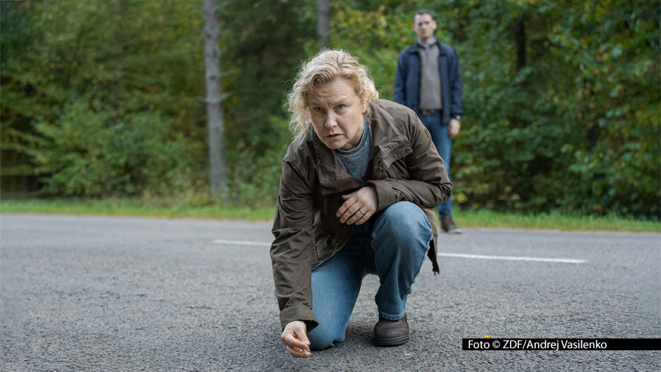 In der schwedisch-deutschen Thrillerserie „Wolfssommer – Blutige Spuren“ muss sich Eva Melander als Polizistin u.a. mit einem mysteriösen Autounfall, einem vermeintlich Angriff von Wölfen auf Menschen und einer skrupellosen Killerin befassen. Das ZDF zeigt den Sechsteiler ab 21. September. Foto © ZDF/Andrej Vasilenko