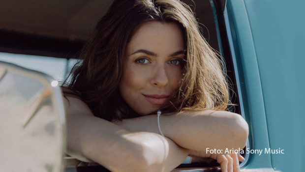 Vanessa Mai singt jetzt auch auf Englisch. Die gleichnamige Hitsingle zum Wolkenfrei-Comeback-Album „Hotel Tropicana“ gibt’s seit dem heutigen 7. Juli auch in der internationalen Version. Am Samstag, den 8. Juli stellt Mai den Song in der „Starnacht am Wörthersee“ vor. (Foto: Ariola Sony Music)