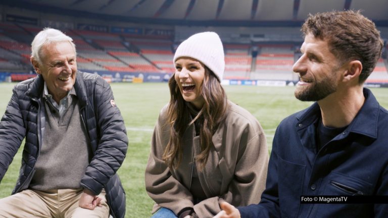 Die vierte und letzte Folge der Doku-Serie „Wontorras World Cup – Vater. Tochter. WM.“ ist bei MagentaTV gestartet. Laura und Jörg Wontorra treffen darin auf den mittlerweile in Kanada aktiven Weltmeister Thomas Müller und die mexikanisch-deutsche Moderatorin Vanessa Huppenkothen. Foto © MagentaTV