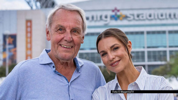 Moderatorin Laura Wontorra geht mit ihrem Vater, dem bekannten Sportjournalisten Jörg Wontorra, auf Entdeckungsreise durch die drei Gastgeberländer der Fußball-Weltmeisterschaft 2026. Die dabei entstehende Doku-Serie „Wontorras World Cup“ wird ab 14. Mai exklusiv bei MagentaTV gezeigt. Foto © MagentaTV