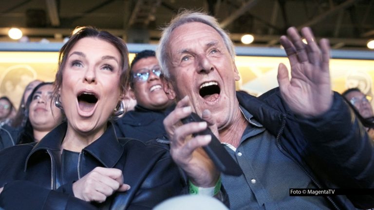 Die dritte Folge der Doku-Serie „Wontorras World Cup“ ist jetzt bei MagentaTV erschienen. Laura und Jörg Wontorra schließen darin den US-Teil ihrer Reise mit einem Besuch im deutschen WM-Quartier in Winston-Salem ab. Danach geht’s für das Vater-Tochter-Duo weiter nach Kanada. Foto © MagentaTV