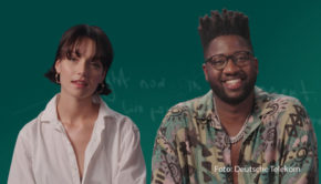 Mit den TV-Formaten „Fühl ich“ und „Wortspiel“, in denen junge Künstlerinnen und Künstler wie Lotte und Kelvin Jones mitwirken, hat die Telekom ihre neue Musik-Reihe gestartet. Im Rahmen der „MagentaMusik Originals“ sollen insgesamt rund 60 Stunden Content produziert werden. (Foto: Deutsche Telekom)