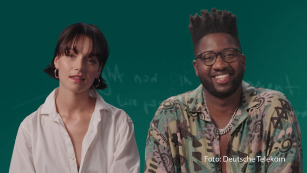 Mit den TV-Formaten „Fühl ich“ und „Wortspiel“, in denen junge Künstlerinnen und Künstler wie Lotte und Kelvin Jones mitwirken, hat die Telekom ihre neue Musik-Reihe gestartet. Im Rahmen der „MagentaMusik Originals“ sollen insgesamt rund 60 Stunden Content produziert werden. (Foto: Deutsche Telekom)